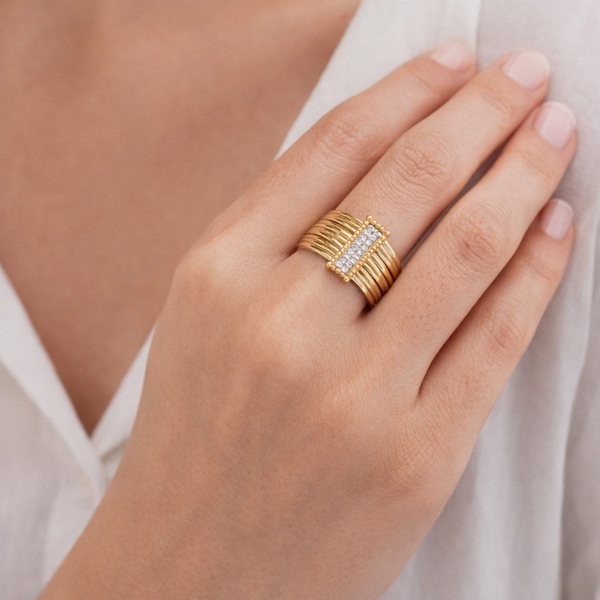 14K Gold 0.08 ct. tw. Hammered Cut-Out Ring